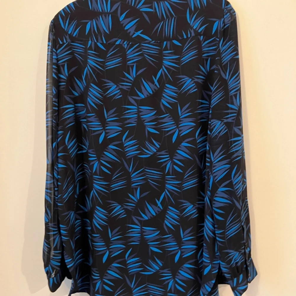 Beautiful black with blue print Anne Klein blouse in Large size - Picture 5 of 11